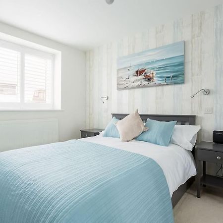 Stunning 2 Bed Apartment, Fabulous Sea View & 2 Minutes To Beach With Parking 본머스 외부 사진