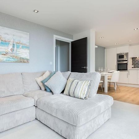 Stunning 2 Bed Apartment, Fabulous Sea View & 2 Minutes To Beach With Parking 본머스 외부 사진
