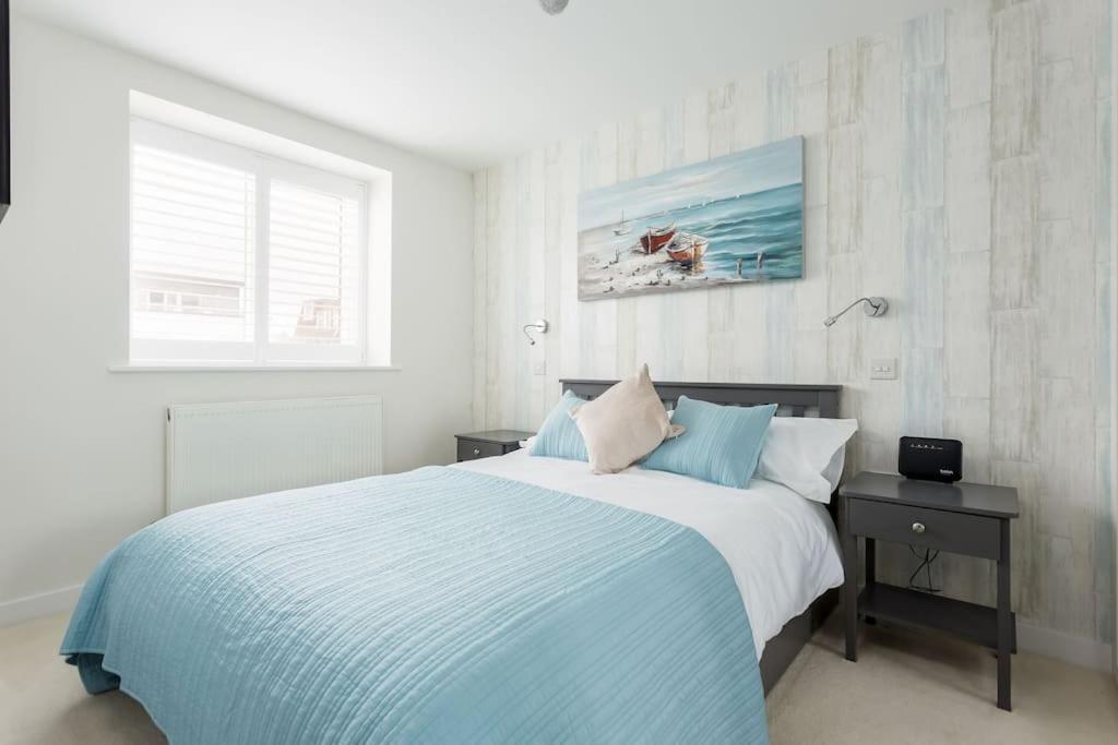 Stunning 2 Bed Apartment, Fabulous Sea View & 2 Minutes To Beach With Parking 본머스 외부 사진