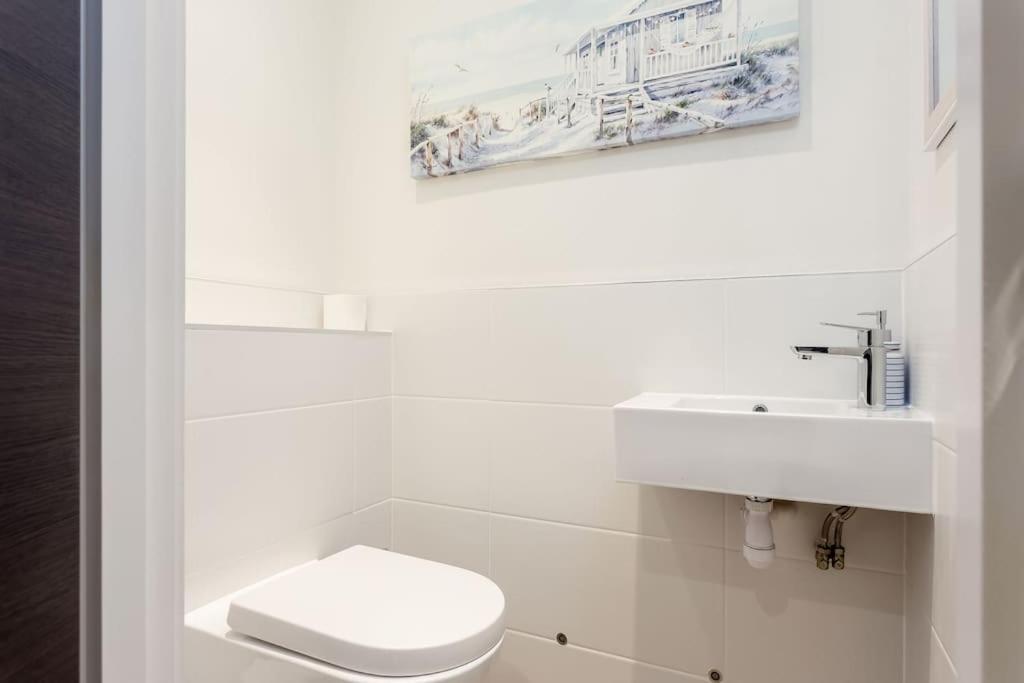 Stunning 2 Bed Apartment, Fabulous Sea View & 2 Minutes To Beach With Parking 본머스 외부 사진