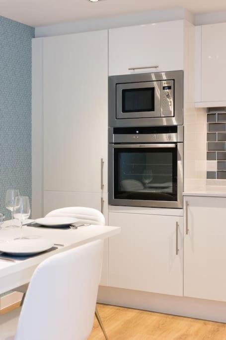 Stunning 2 Bed Apartment, Fabulous Sea View & 2 Minutes To Beach With Parking 본머스 외부 사진