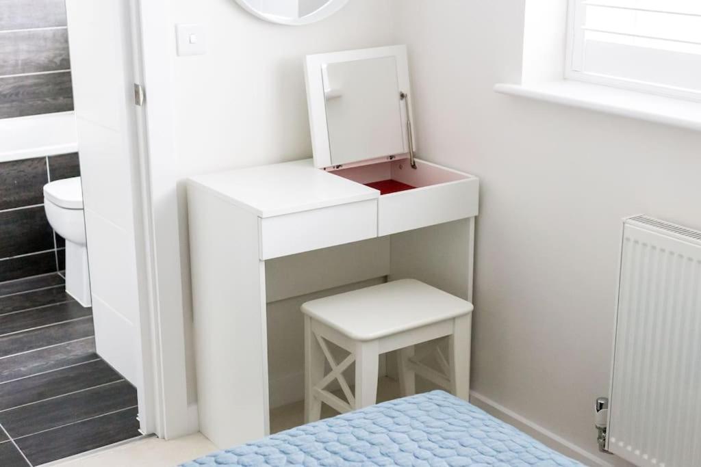 Stunning 2 Bed Apartment, Fabulous Sea View & 2 Minutes To Beach With Parking 본머스 외부 사진