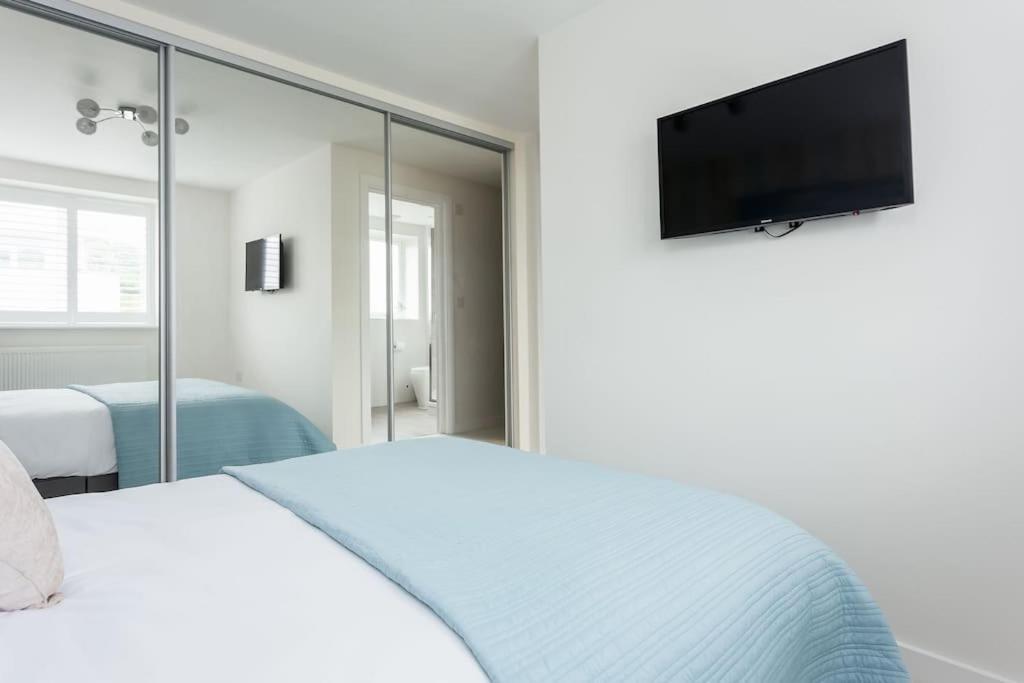Stunning 2 Bed Apartment, Fabulous Sea View & 2 Minutes To Beach With Parking 본머스 외부 사진
