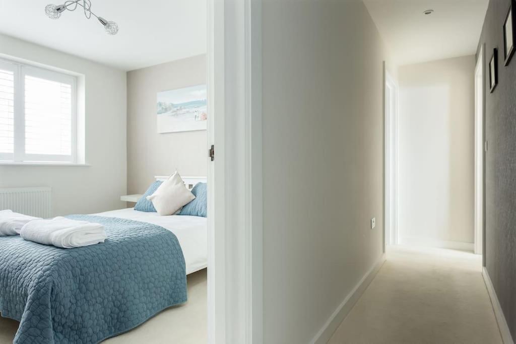 Stunning 2 Bed Apartment, Fabulous Sea View & 2 Minutes To Beach With Parking 본머스 외부 사진