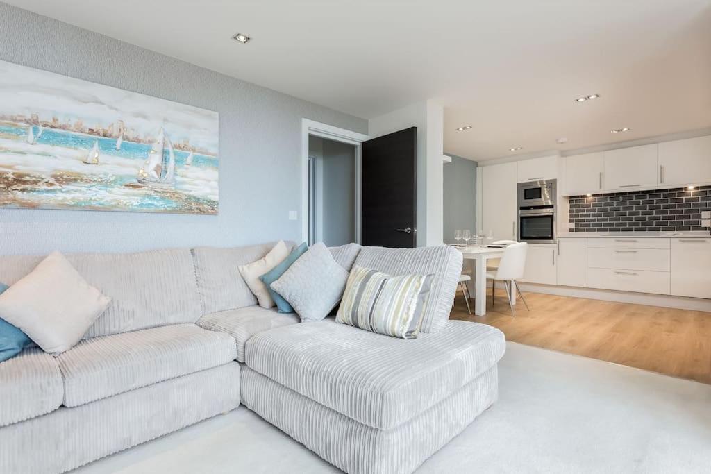 Stunning 2 Bed Apartment, Fabulous Sea View & 2 Minutes To Beach With Parking 본머스 외부 사진