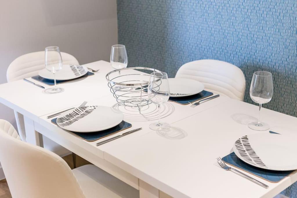 Stunning 2 Bed Apartment, Fabulous Sea View & 2 Minutes To Beach With Parking 본머스 외부 사진