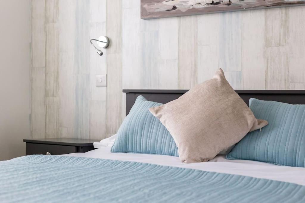Stunning 2 Bed Apartment, Fabulous Sea View & 2 Minutes To Beach With Parking 본머스 외부 사진