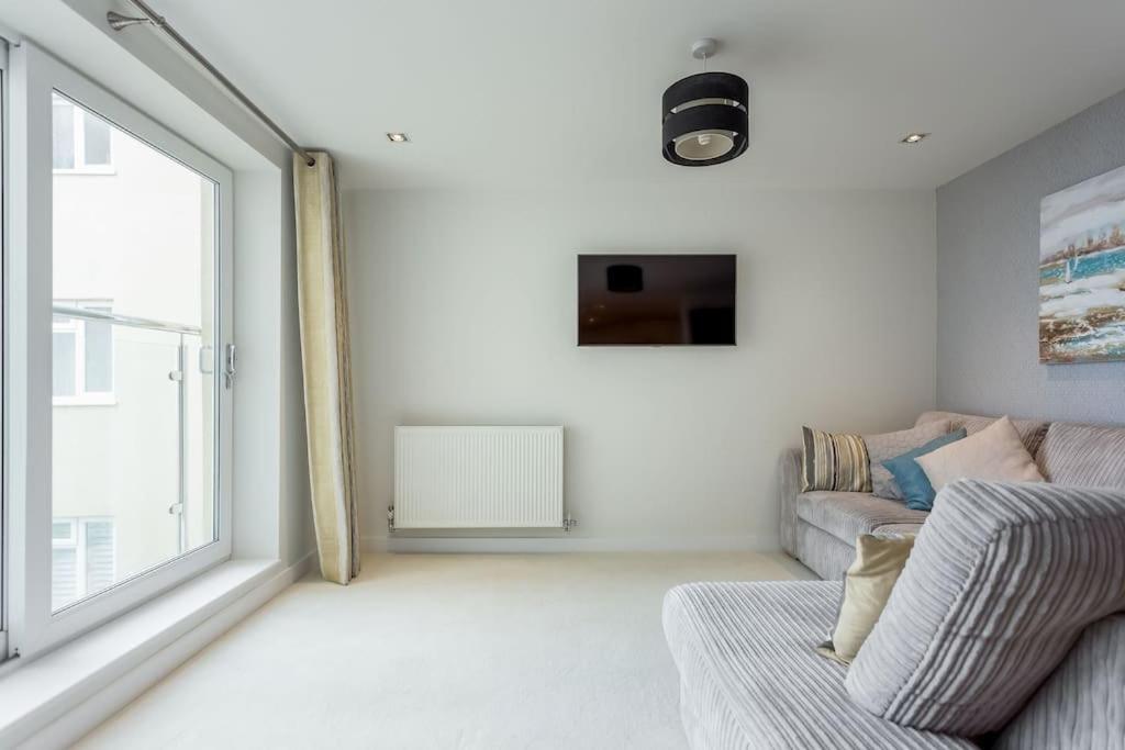 Stunning 2 Bed Apartment, Fabulous Sea View & 2 Minutes To Beach With Parking 본머스 외부 사진