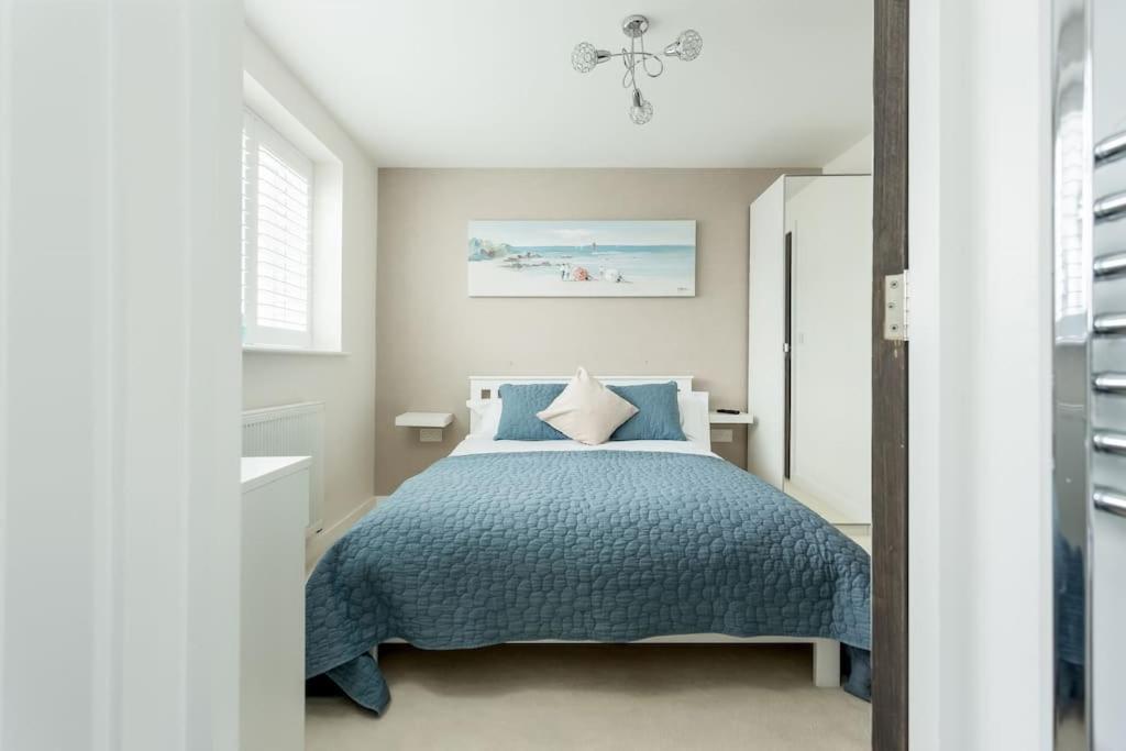 Stunning 2 Bed Apartment, Fabulous Sea View & 2 Minutes To Beach With Parking 본머스 외부 사진