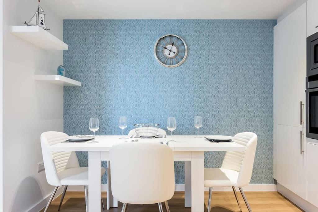 Stunning 2 Bed Apartment, Fabulous Sea View & 2 Minutes To Beach With Parking 본머스 외부 사진