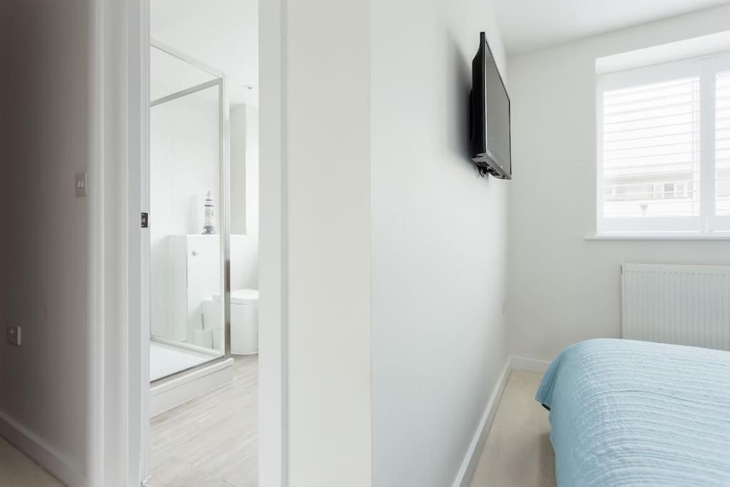 Stunning 2 Bed Apartment, Fabulous Sea View & 2 Minutes To Beach With Parking 본머스 외부 사진