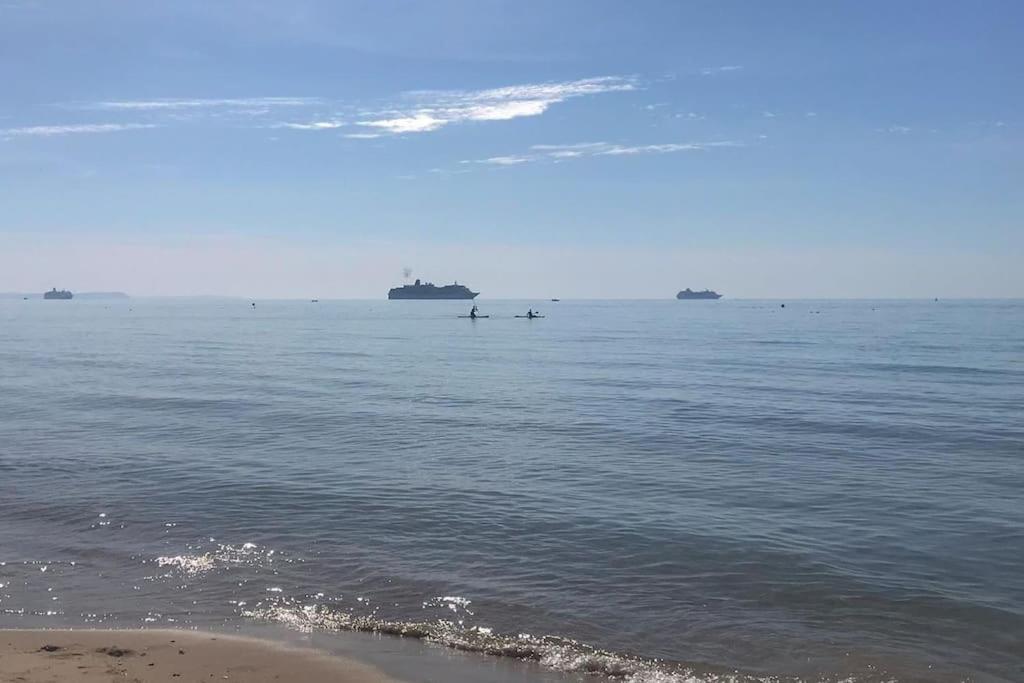 Stunning 2 Bed Apartment, Fabulous Sea View & 2 Minutes To Beach With Parking 본머스 외부 사진